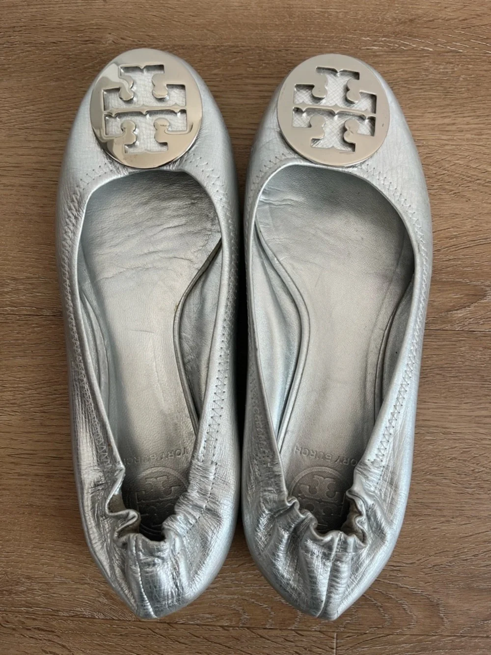 Tory Burch Reva Metallic Silver Leather Ballet Flats Logo Medallion Size 8.5